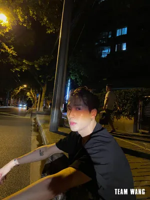王嘉尔露额头街拍照图片_9