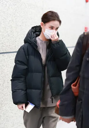 窦骁何超莲同行超甜恩爱机场照图片_8