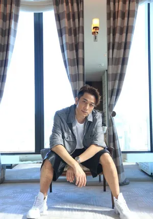 吴卓羲格纹衫帅气写真图片