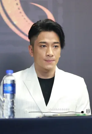 吴卓羲白西装活动照图片_3