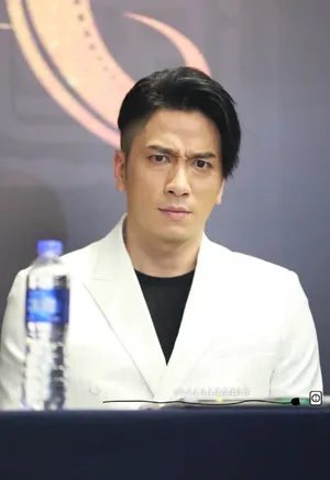 吴卓羲白西装活动照图片_4