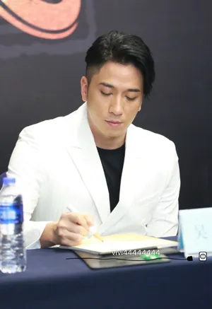 吴卓羲白西装活动照图片_5