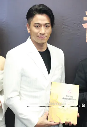 吴卓羲白西装活动照图片_6