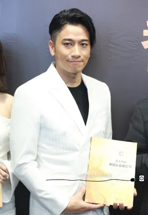 吴卓羲白西装活动照图片_7