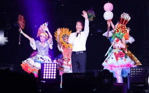 黎明黑色礼服舞台照图片