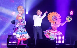 黎明黑色礼服舞台照图片_2