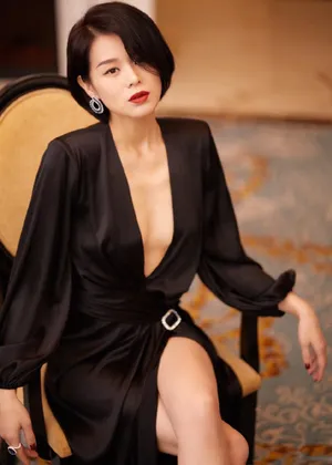 胡杏儿深V礼服性感写真图片_3