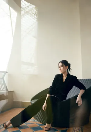 何超莲深棕色丝绒套装复古性感写真