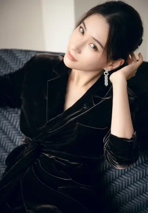 何超莲深棕色丝绒套装复古性感写真_4