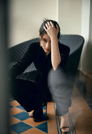何超莲深棕色丝绒套装复古性感写真_6
