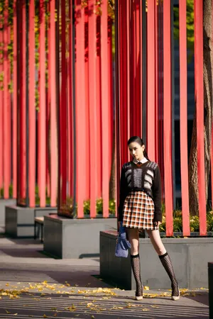 何超莲英伦学院风造型性感写真_1