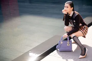 何超莲英伦学院风造型性感写真_6