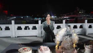 朱茵庆生浅绿连衣裙气质优雅美照图片