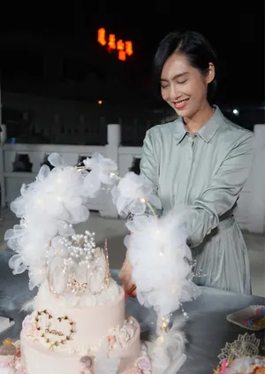 朱茵庆生浅绿连衣裙气质优雅美照图片_3
