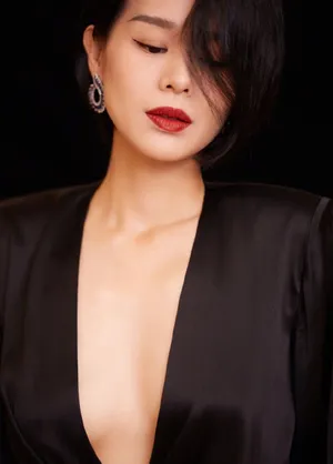 胡杏儿黑色礼服高贵性感写真图片_3