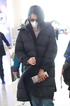 胡杏儿短发造型清爽干练机场照图片