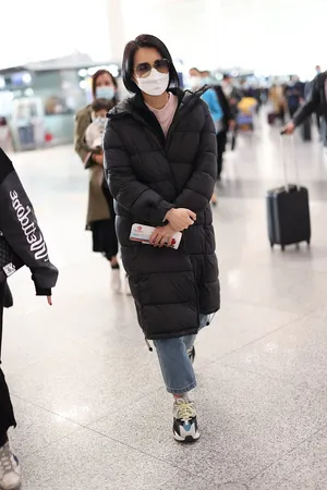 胡杏儿短发造型清爽干练机场照图片_3