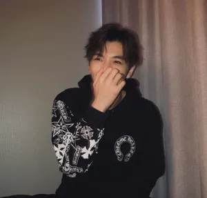 洪欣儿子张镐濂帅气潮酷自拍图片