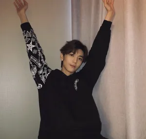 洪欣儿子张镐濂帅气潮酷自拍图片_4