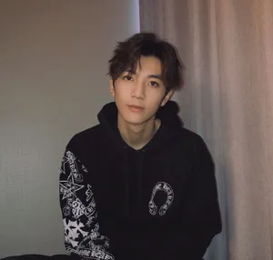 洪欣儿子张镐濂帅气潮酷自拍图片_5