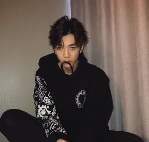 洪欣儿子张镐濂帅气潮酷自拍图片_6