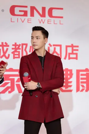 陈伟霆红色格纹西装帅气图片_2