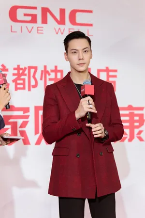 陈伟霆红色格纹西装帅气图片_3