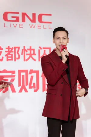 陈伟霆红色格纹西装帅气图片_4