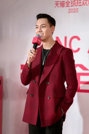 陈伟霆红色格纹西装帅气图片_5