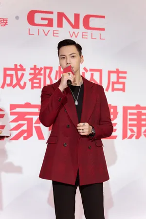 陈伟霆红色格纹西装帅气图片_6