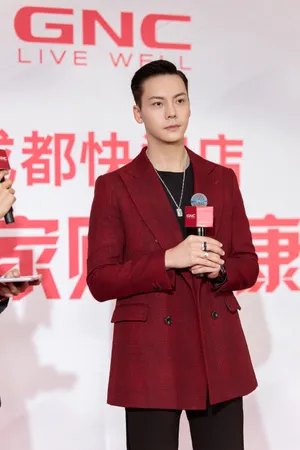 陈伟霆红色格纹西装帅气图片_8