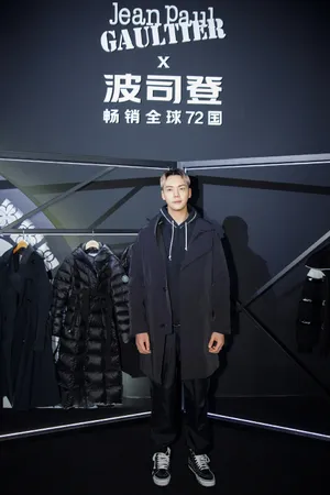 陈伟霆波司登活动照帅气图片