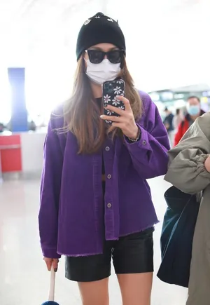 容祖儿紫色外套美腿白皙机场照图片_2
