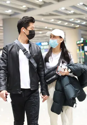 窦骁何超莲恩爱甜蜜机场照图片