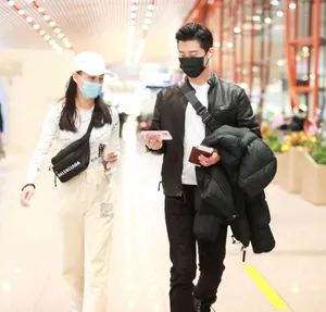 窦骁何超莲恩爱甜蜜机场照图片_2