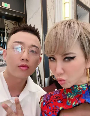 李玟与众人同框俏皮可爱自拍图片