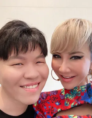 李玟与众人同框俏皮可爱自拍图片_3