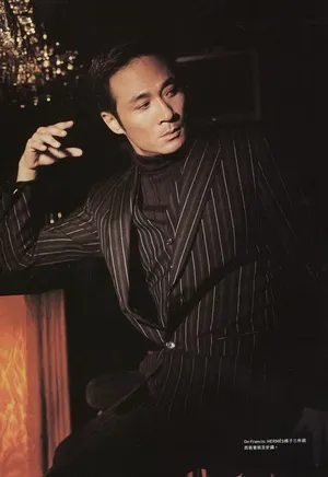 吴镇宇西装光影帅气写真图片