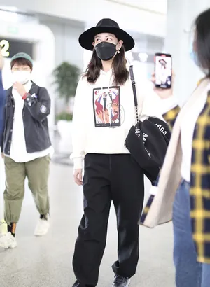 郑希怡针织衫简约时髦机场照图片_2