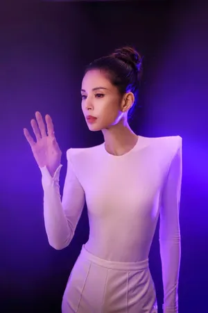 李若彤未来感写真图片