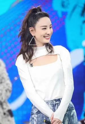 郑希怡简约look清爽优雅剧照图片