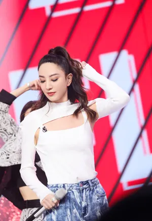 郑希怡简约look清爽优雅剧照图片_3
