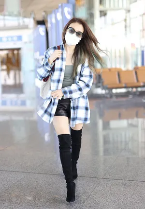 容祖儿格子衬衫美艳飒气机场照图片_2