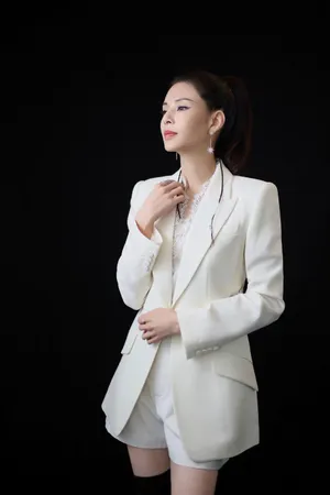 李若彤白西服优雅干练写真图片