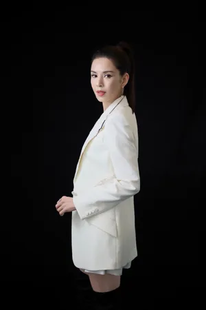 李若彤白西服优雅干练写真图片