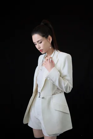李若彤白西服优雅干练写真图片_2