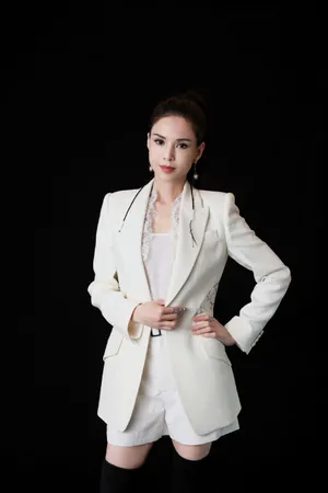 李若彤白西服优雅干练写真图片_4