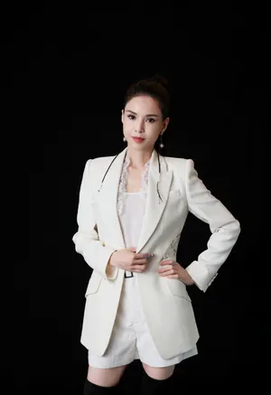 李若彤白色西装酷飒写真图片