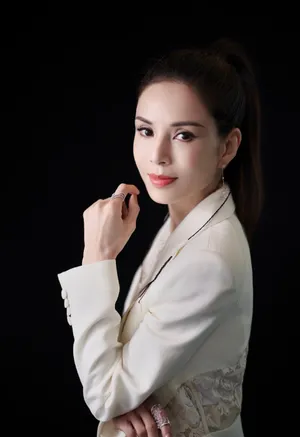 李若彤白色西装酷飒写真图片_3