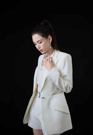 李若彤白色西装酷飒写真图片_4